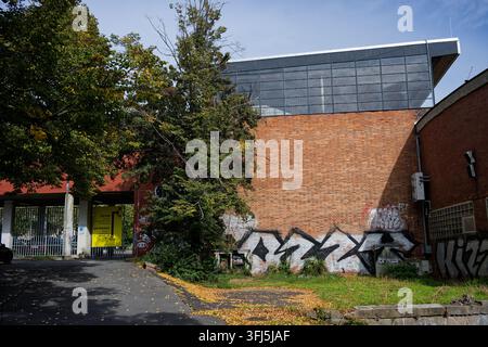 Mit Graffiti bedecktes Ziegelfassaden und Eingang zum Großen Strahov-Stadionkomplex. Stockfoto