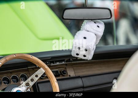 Göteborg, Schweden – 24. August 2024: Innenraum eines grünen Dodge Coronet von 1970 Stockfoto