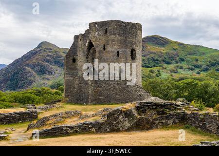 Der Bergfried von Dolbadarn Castle erhebt sich auf einem felsigen Bergrücken in Nordwales, Ruinen der historischen Befestigung mit Berggipfeln im Hintergrund Stockfoto