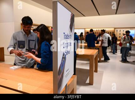 NOIDA, INDIEN - 18. SEPTEMBER: Apple-Enthusiasten und Käufer erkunden die iPhone-18-Serie, als die offiziellen landesweiten Verkäufe im Flaggschiff-Apple Store im DLF Mall im Sektor 18 am 18. September 2026 in Noida, Indien, eröffneten. Foto von Sunil Ghosh/Hindustan Times Apple-Enthusiasten strömen in großer Zahl, um die iPhone-18-Serie in den Flaggschiff-Apple-Stores zu kaufen Stockfoto