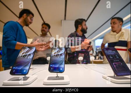 NOIDA, INDIEN - 18. SEPTEMBER: Apple-Enthusiasten und Käufer erkunden die iPhone-18-Serie, als die offiziellen landesweiten Verkäufe im Flaggschiff-Apple Store im DLF Mall im Sektor 18 am 18. September 2026 in Noida, Indien, eröffneten. Foto von Sunil Ghosh/Hindustan Times Apple-Enthusiasten strömen in großer Zahl, um die iPhone-18-Serie in den Flaggschiff-Apple-Stores zu kaufen Stockfoto