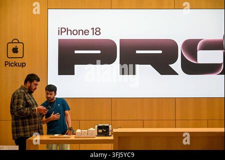 NOIDA, INDIEN - 18. SEPTEMBER: Apple-Enthusiasten und Käufer erkunden die iPhone-18-Serie, als die offiziellen landesweiten Verkäufe im Flaggschiff-Apple Store im DLF Mall im Sektor 18 am 18. September 2026 in Noida, Indien, eröffneten. Foto von Sunil Ghosh/Hindustan Times Apple-Enthusiasten strömen in großer Zahl, um die iPhone-18-Serie in den Flaggschiff-Apple-Stores zu kaufen Stockfoto