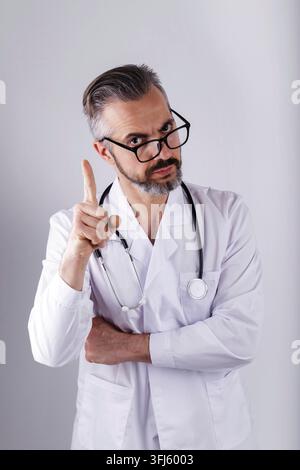 Portrait von mittleren Alter Doktor Brille tragen mit Zeigefinger Stockfoto