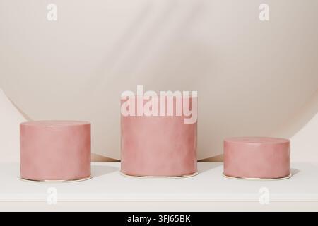Minimalistische Kosmetikpräsentationsbühne mit rosa Podesten und weichem Blattgeschatten an der Wand Stockfoto
