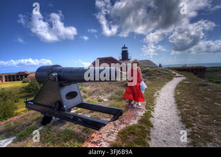 Fort Jefferson, Florida - 18. Mai 2025: Besucher geht entlang der historischen Wälle von Fort Jefferson im Dry Tortugas Nationalpark nahe Key West, Flo Stockfoto