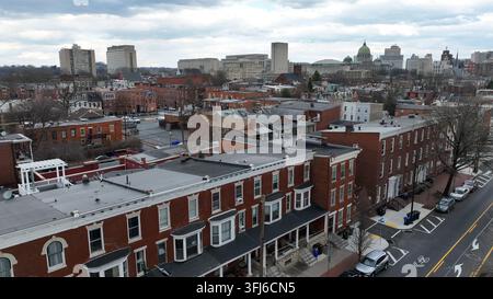 Luftaufnahme von Stadthäusern in Harrisburg, PA. Das Kapitol von Pennsylvania im Hintergrund. Einstellungsaufnahme eines städtischen Wohngebiets in Stockfoto