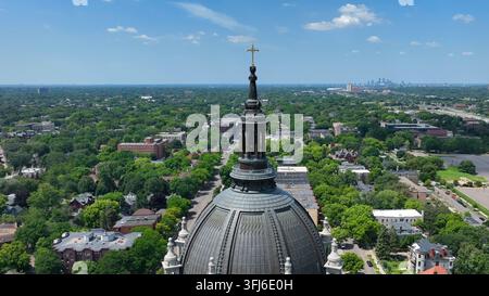 Kathedrale des Heiligen Paulus mit Stadtsilhouette. Luftaufnahme von St. Paul, Minnesota im Sommer. Verziertes religiöses Gebäude. Stockfoto