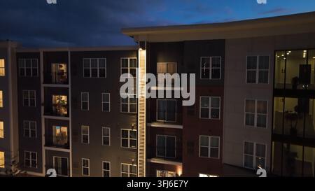 Wohnkomplex bei Nacht. Luftaufnahme, die nach oben schwenkt, von modernen High-End-Mietwohnungen in den USA, Lititz, Pennsylvania. Stockfoto