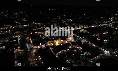 Luftbild einer beleuchteten Stadtlandschaft in den USA. Leuchtende Einkaufsstraße mit Weihnachtsbaum im Dezember. Panoramabild einer festlichen Stadt in Amerika Stockfoto