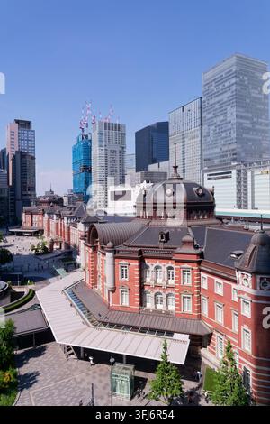 Eine Luftaufnahme des historischen Tokyo Station in Marunouchi, die den auffälligen Kontrast zwischen seiner traditionellen roten Backsteinarchitektur und dem Modereren zeigt Stockfoto
