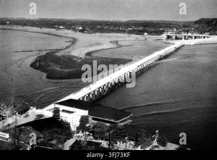 Vintage-Foto der Benten-Brücke, gesehen von der Enoshima-Insel in Fujisawa City, Kanagawa-Präfektur, Japan - 1953-1954 Stockfoto
