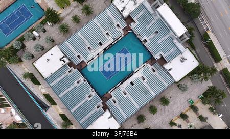 Miami Open-Tennisfreiluftstadion. Blick von oben, kreisende Luftaufnahme der leeren Sitzreihen und der blauen Hartplatzoberfläche. Hard Rock Stadium-Komplex, Florida. Stockfoto