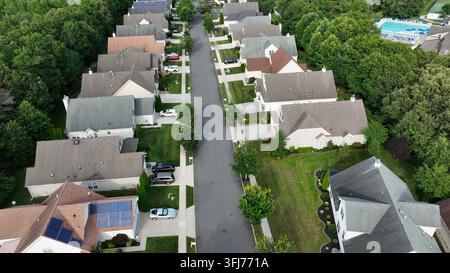 Große Einfamilienhäuser in einer gehobenen Nachbarschaft der USA. Sonniger Tag im Sommer. Vorstadtviertel mit Schwimmbecken im Garten. Luftaufnahme. New Jersey, Am Stockfoto