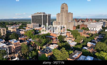Panorama-Drohnenaufnahme des New York State Capitol, des Alfred E. Smith State Office Building und des One Commerce Plaza im Stadtzentrum von Albay, New York. Sonniger Tag mit Stockfoto