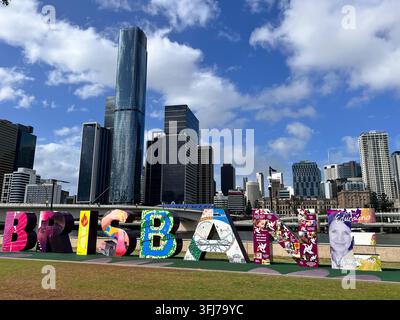 BRISBANE - 04. OKT 2023: Brissbane-Stadtschild mit der Skyline des zentralen Geschäftsviertels von Brisbane als Blick von der Südseite von Brisbane. Brisbane ist die c Stockfoto