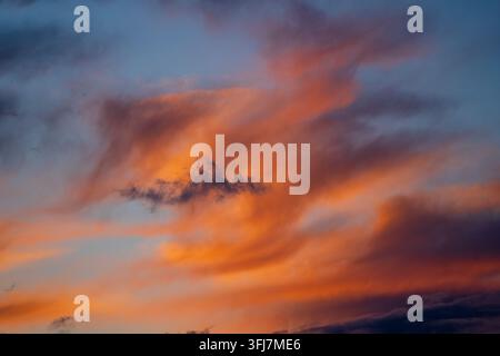 Sonnenuntergangswolken auf dem Himmelshintergrund. Farbenprächtiger dramatischer Himmel mit schönen Wolken bei Sonnenuntergang Stockfoto
