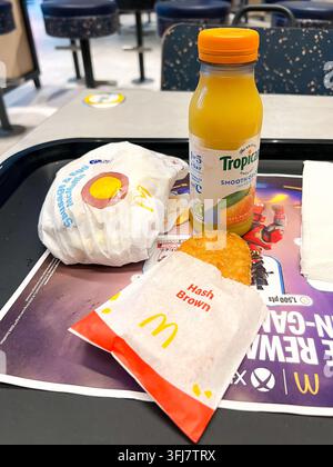 Nahaufnahme eines McDonald's-Frühstücks in einem McDonald's-Fastfoodrestaurant in London, UK Stockfoto