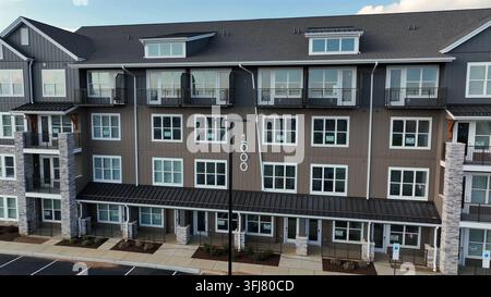 Neu gebautes Mehrfamilienwohnhaus in einem amerikanischen Vorort. Luftaufnahme, Annäherung. Moderner Stil mit Balkon. Sonniger Tag im Sommer, Roseville, Pennsyl Stockfoto