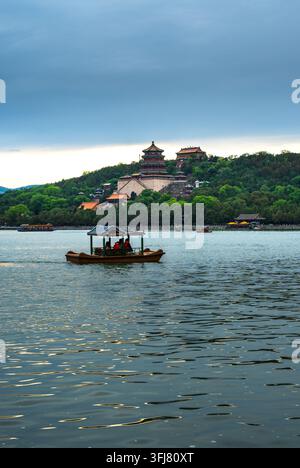 Panoramarblick auf den Sommerpalast, den Kunmingsee und den Turm des buddhistischen Räucherstabes in Peking Stockfoto
