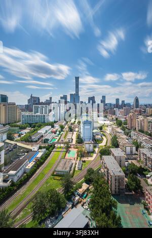 Luftbild mit vertikaler Aufnahme des CITIC-Turms im Beijing CBD mit blauem Himmel und weißen Wolken, städtlicher Stadt-Hintergrund Stockfoto