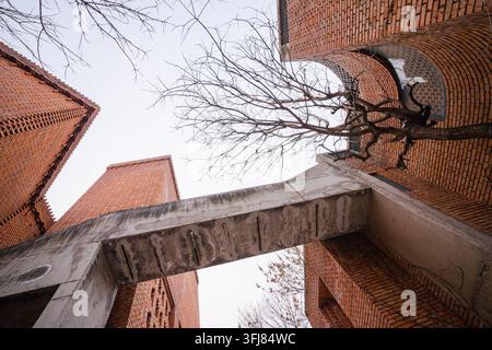 Niedrigwinkelaufnahme von roter Backsteinarchitektur im Red Brick Art Museum, Peking Stockfoto