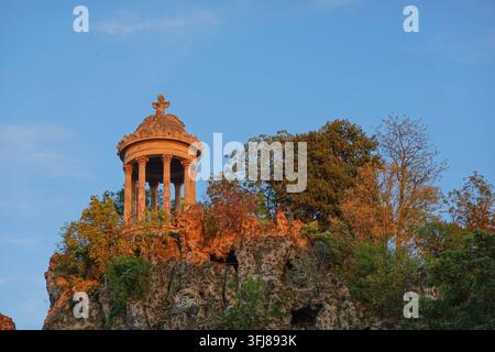 Paris, Parc des Buttes-Chaumont, Belvedere // Paris, Parc des Buttes-Chaumont, Belvedere *** Paris, Parc des Buttes Chaumont, Belvedere Paris, Parc de Stockfoto