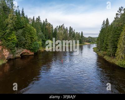 Luftaufnahme eines einsamen Kajakfahrers, der auf der Gauja nahe Līgatne in Lettland paddelt Stockfoto