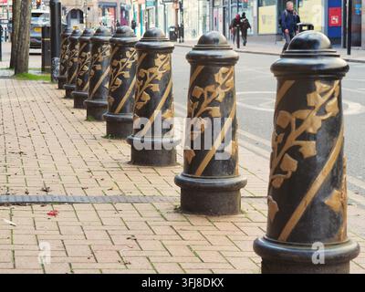 Die traditionellen gusseisernen Pfosten und Stile der Grenzen außerhalb des Wolverhampton Grand Theatre in der Lichfield Street - September 2026 Stockfoto