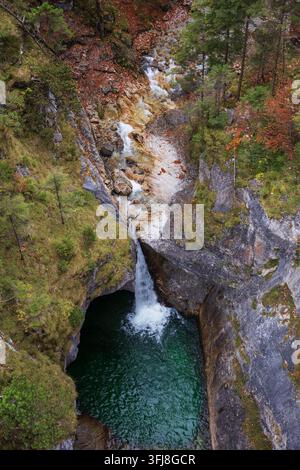 Bergwasserfall versteckt in einem dichten Herbstwald nahe dem Schloss Neuschwanstein, Bayern. Stockfoto