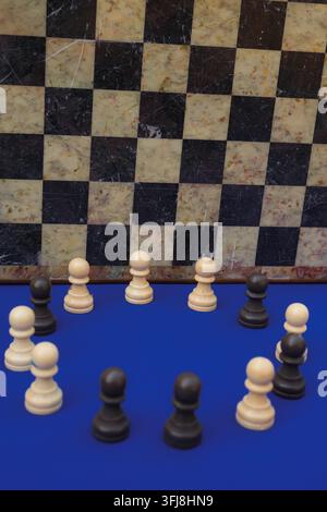 Schachfiguren ersetzen die Sterne auf der Flagge der Europäischen Union. Metaphorische Ansicht. Spieltheorie-Konzept. Minimal. Kopierraum. Schwache Tiefenschärfe. Stockfoto
