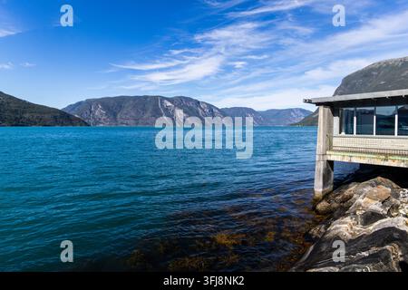 Kristallklare blaue Gewässer des Sognefjords erstrecken sich zwischen aufragenden Bergen, wie vom Fodnes-Fähranleger in Lærdal, Vestland, Norwegen aus gesehen. Die w Stockfoto