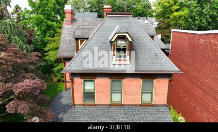 Luftaufnahme von malerischen Kolonialhäusern in einer grünen Nachbarschaft. Schön gepflegte antike Häuser in einem Wohngebiet, Lancaster, Pennsylvania Stockfoto