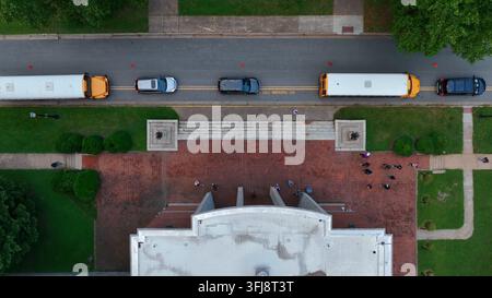 Luftaufnahme von Schulkindern und Bussen, die aufgereiht sind. Menschen betreten das öffentliche Gymnasium in Lynchburg, Virginia. Stockfoto