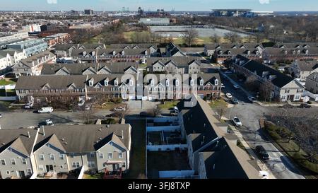 Stadtwohnhäuser in einer städtischen Stadt in den USA. Luftaufnahme eines modernen Wohngebäudes, Philadelphia, Pennsylvania. Stockfoto