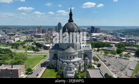 Kathedrale des Heiligen Paulus (Minnesota) Nationales Heiligtum des Apostels Paulus. Luftorbit an einem Sommertag mit der Innenstadt von St. Paul MN in der Ferne. Stockfoto