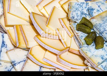 Nahaufnahme von verschiedenen geschnittenen Käsesorten und Blauschimmelkäse auf einer Servierplatte Stockfoto