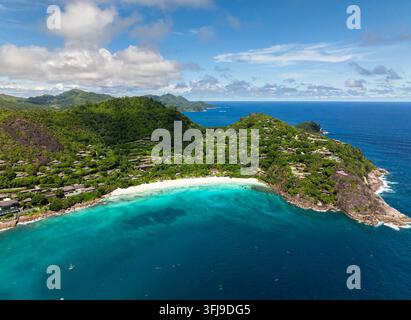 Tropischer Sandstrand und blaues Meer. Seychellen, Mahe. Stockfoto