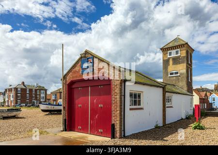 Die historische ehemalige Aldeburgh Lifeboat Station an der Crabbe Street entlang des Schotterstrands in Aldeburgh, Suffolk, England Stockfoto