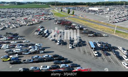Luftaufnahme der Manheim Auto Auction. Neue und gebrauchte Autos werden auf Autotransporter verladen, um sie in den USA zu importieren und zu exportieren, Penn Township, Pe Stockfoto