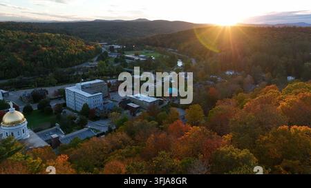 Grüne Berge von Vermont. Kuppel des Regierungsgebäudes von Montpelier bei Sonnenuntergang. Luftaufnahme. Stockfoto