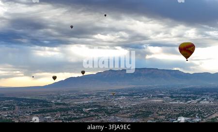 Heißluftballons fliegen über Albuquerque, New Mexico Stadt und Landschaft während des jährlichen Ballonfestivals. Luftaufnahme einer vielen Ballons in einer Stockfoto