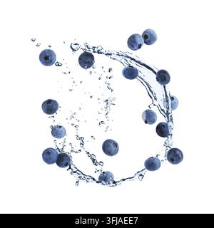 Frische Blaubeeren und Wasserspritzer in der Luft vor weißem Hintergrund Stockfoto