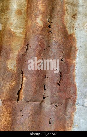 alter rostiger Wellplatten-Dachbodenhintergrund, verwitterte Eisenoberfläche mit tiefbraunem Rost und Rissen im Nahaufnahme-Blick, industrieller Verfall Stockfoto