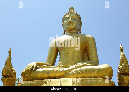 Der Big Buddha von Phuket ist eine sitzende Statue des Maravija-Buddha, die sich in Phuket, Thailand, befindet. Stockfoto