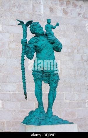Rab, Kroatien - 22. September 2018: bronzene Skulptur des heiligen Christophorus, der das Christuskind trägt, gelegen in Rab, Kroatien Stockfoto
