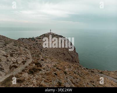 Leuchtturm von Cap de Formentor auf einer felsigen Landzunge über dem Meer in Mallorca Stockfoto