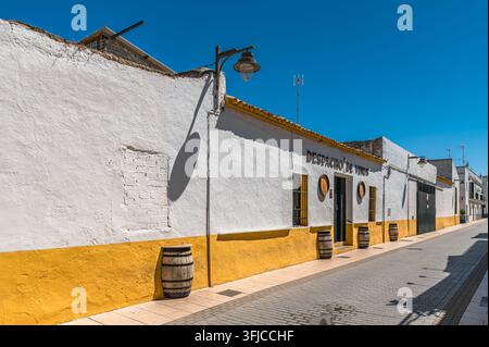 CHIPIONA, SPANIEN – 5. APRIL 2023: Blick auf die Straßen im historischen Zentrum von Chipiona, Provinz Cádiz, Andalusien, Südspanien, zeigt die Architektur Stockfoto