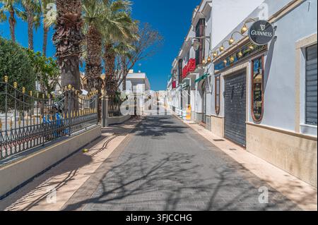 CHIPIONA, SPANIEN – 5. APRIL 2023: Blick auf die Straßen im historischen Zentrum von Chipiona, Provinz Cádiz, Andalusien, Südspanien, zeigt die Architektur Stockfoto