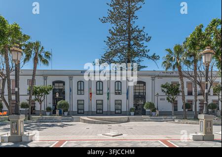 CHIPIONA, SPANIEN – 5. APRIL 2023: Blick auf die Straßen im historischen Zentrum von Chipiona, Provinz Cádiz, Andalusien, Südspanien, zeigt die Architektur Stockfoto