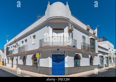 CHIPIONA, SPANIEN – 5. APRIL 2023: Blick auf die Straßen im historischen Zentrum von Chipiona, Provinz Cádiz, Andalusien, Südspanien, zeigt die Architektur Stockfoto